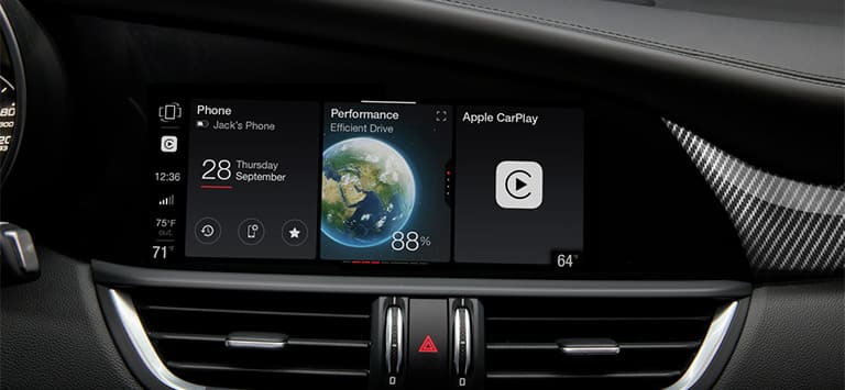 La pantalla táctil de Uconnect y las aberturas de calefacción y refrigeración de un Alfa Romeo Giulia 2026.