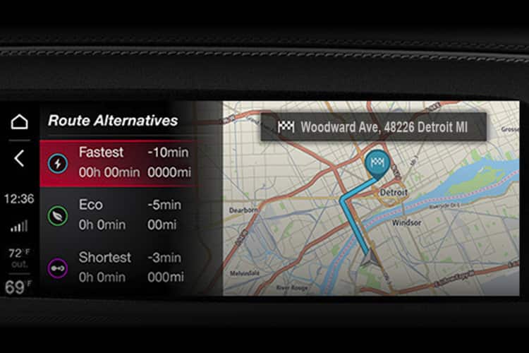 La pantalla táctil de Uconnect en un Alfa Romeo Stelvio 2026, en la que se exhiben un mapa de navegación y alternativas de rutas.