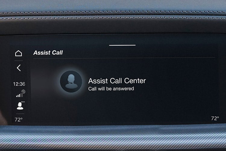 La pantalla táctil de Uconnect en un Alfa Romeo Stelvio 2026, en la que se exhibe la pantalla de Assist Call.