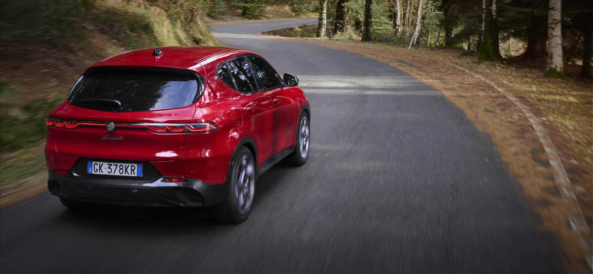 2026 Alfa Romeo Tonale plug-in hybrid SUV showcasing modern Italian design and electrified performance