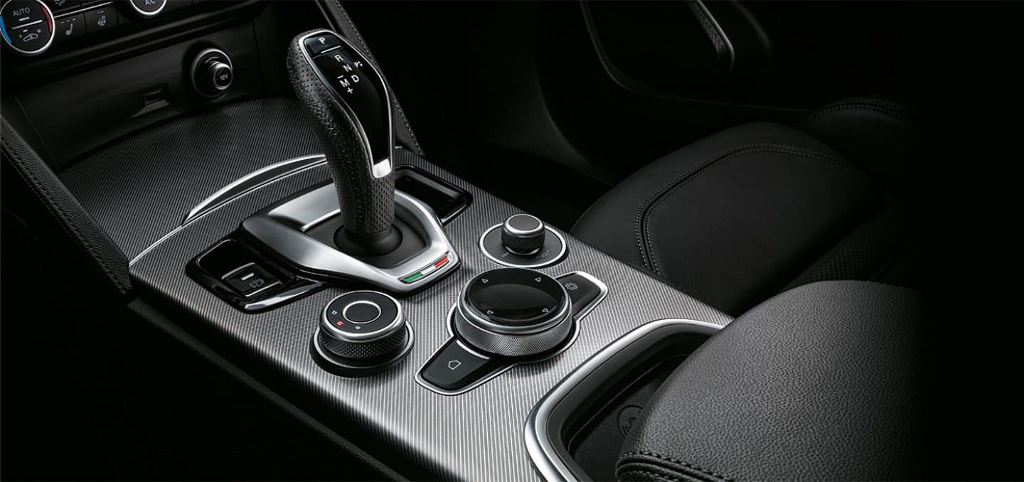 Display The automatic transmission shifter and DNA Drive Mode selector in the 2024 Alfa Romeo Stelvio.